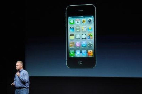 Phil Schiller présente le nouvel iPhone 4s.