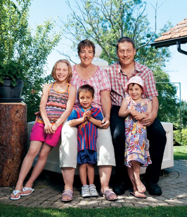 Annick et Christian Crausaz avec leurs enfants, Camille 9 ans, Jules 4 ans, et Charlotte 7 ans.