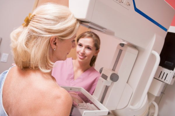 Les femmes «à risque de cancer du sein» seraient vulnérables aux radiations de la mammographie.