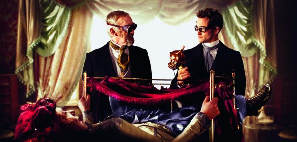 Dans «Hysteria», le Dr Granville (Hugh Dancy, à droite), teste sur ses patientes le vibro électrique qu'il a inventé.