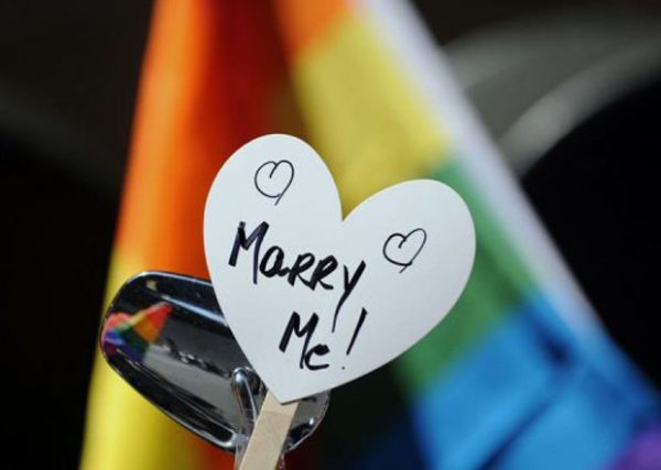 Une pancarte accrochée à une moto pendant la gay pride de New York, le 26 juin 2011. On peut y lire: "Epouse-moi!"