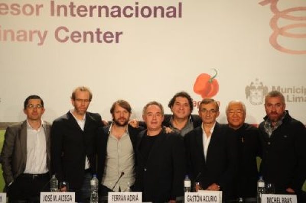 Membres du G9, dont René Redzepi, Ferran Adria et Michel Bras, au Festival gastronomique de Mistura, à Lima (Pérou).